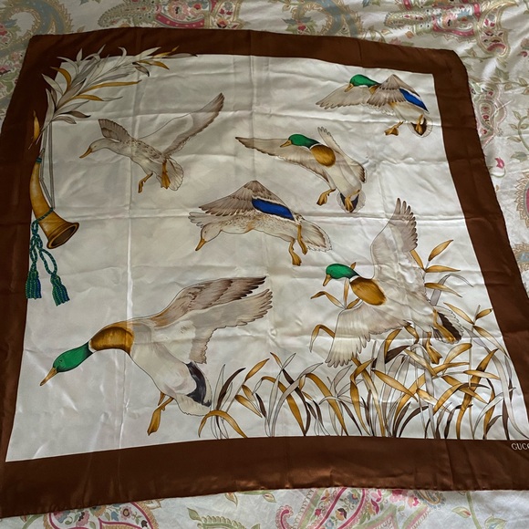 LKNW Gucci Vintage Silk Oversized Scarf 34x34 Duck Foulard AUTHENTIC No Tag - Picture 7 of 11